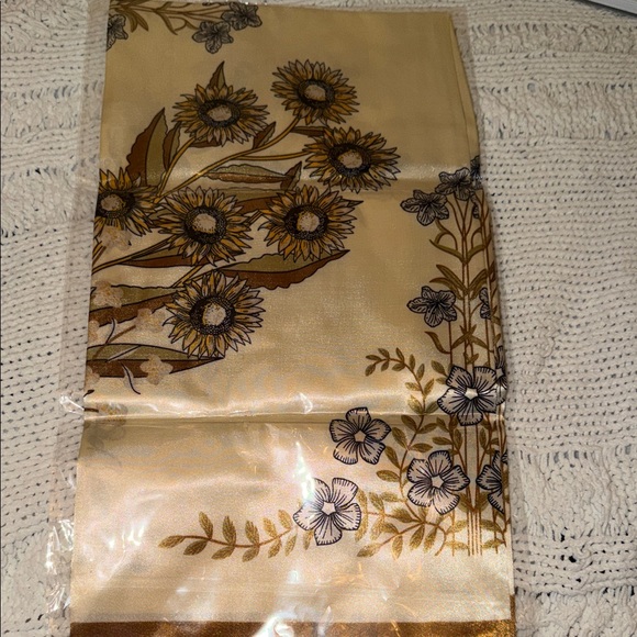 ✨ House of Aybar Scarf Edit ✨ - Picture 4 of 5